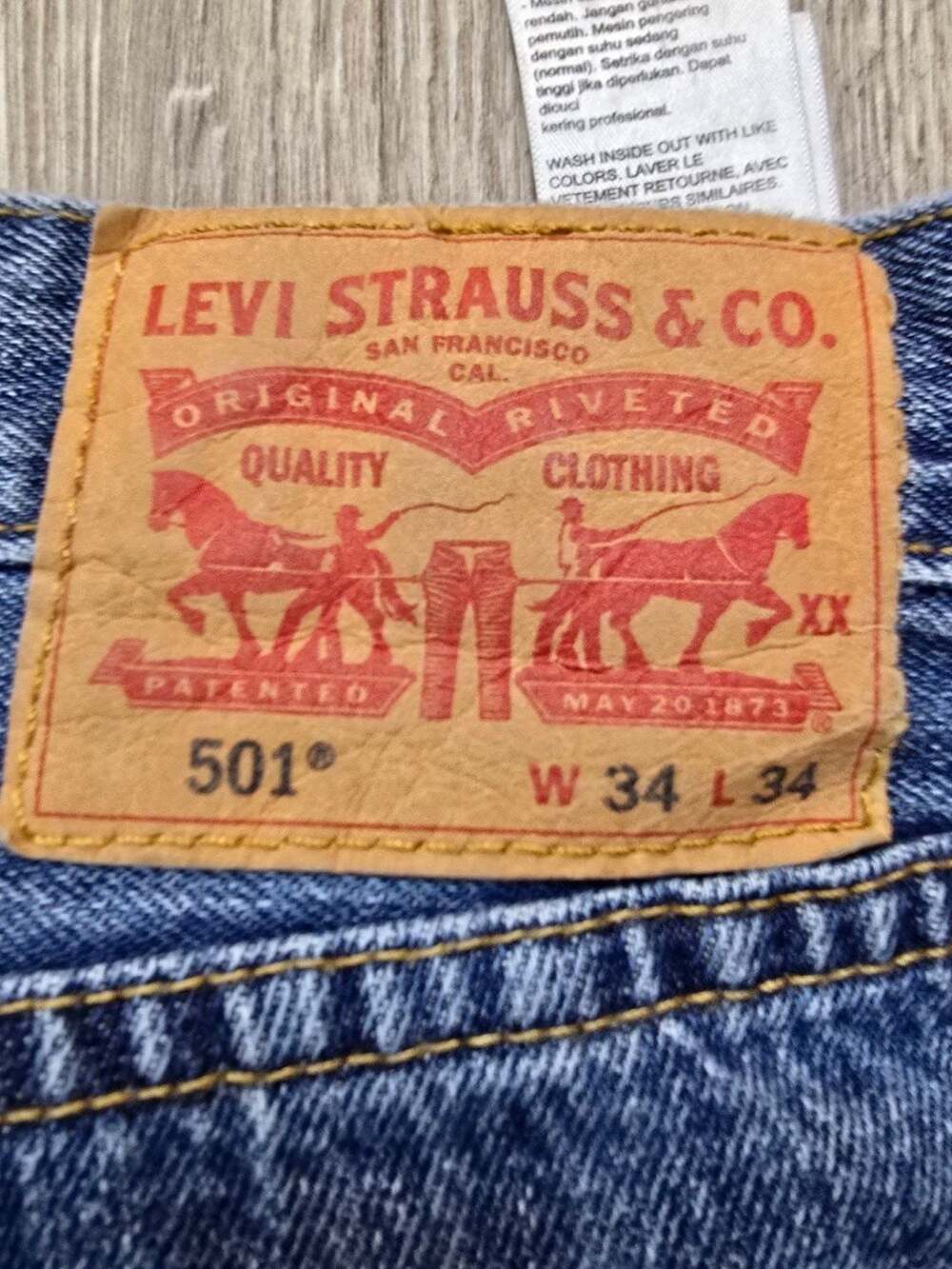 Levi's 501 Original Fit Button-Fly Medium Wash Denim Jeans - Picture 5 of 5